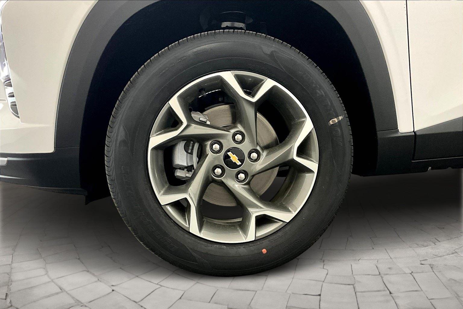 2025 Chevrolet Trax LT photo 38