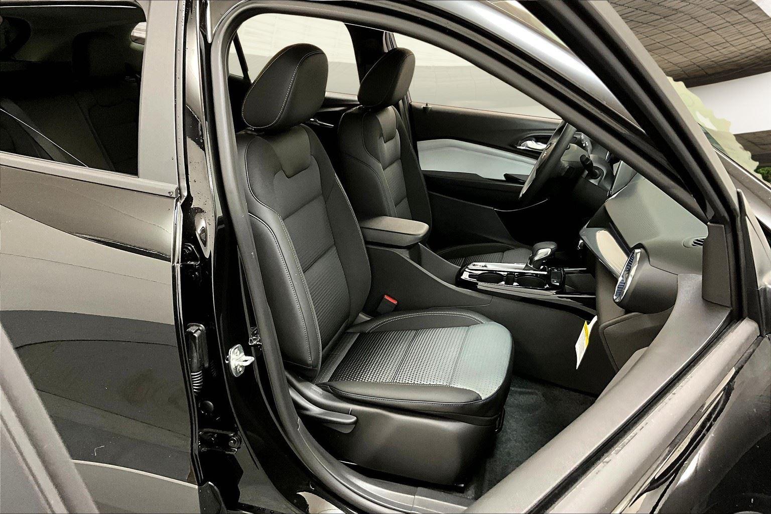 2025 Chevrolet Trax LT photo 48