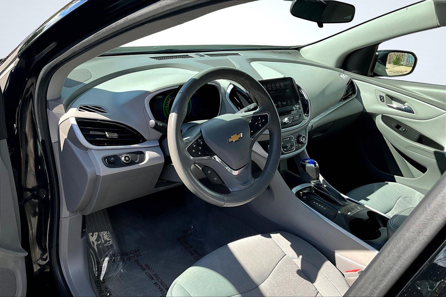 2017 Chevrolet Volt LT photo 14