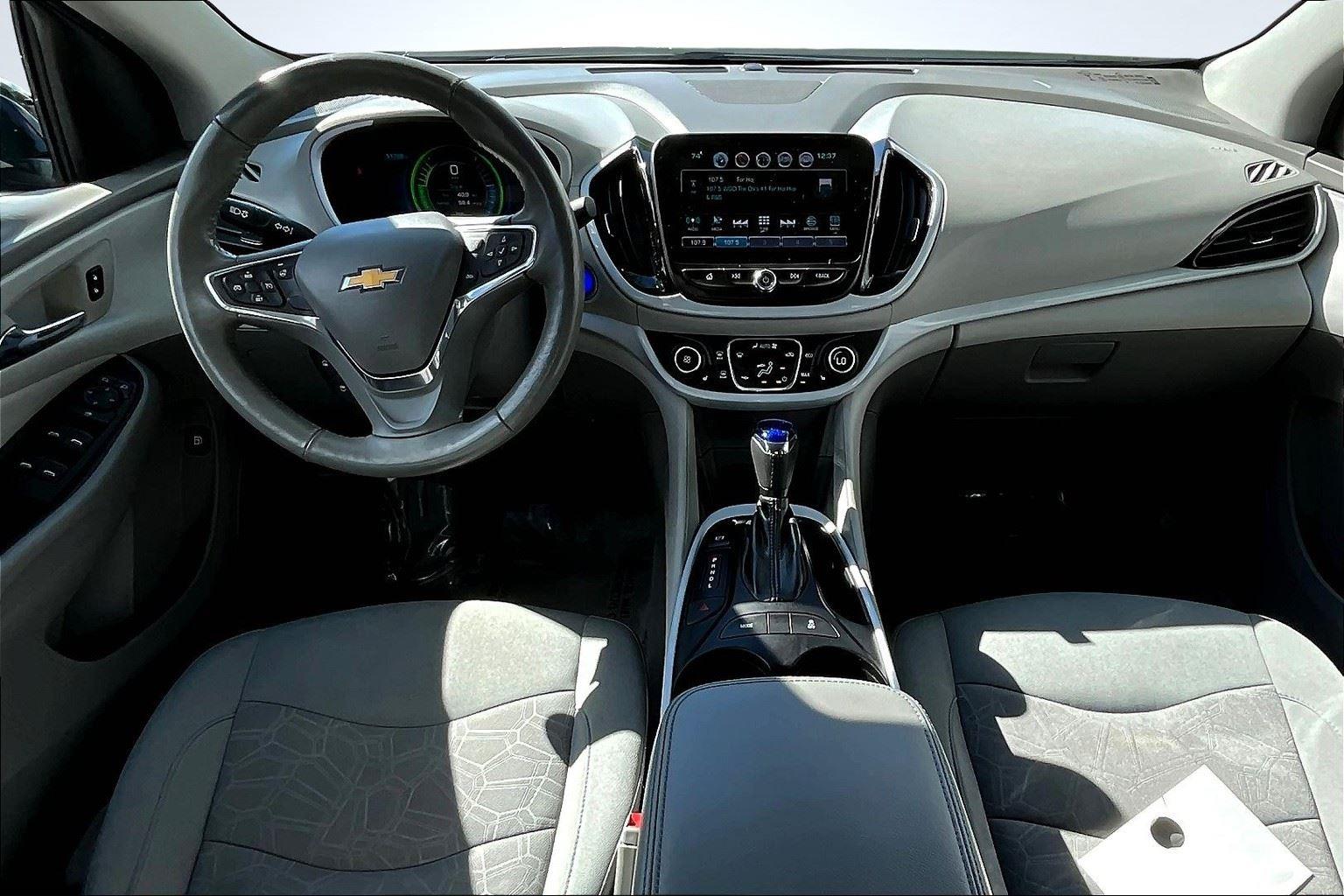 2017 Chevrolet Volt LT photo 16