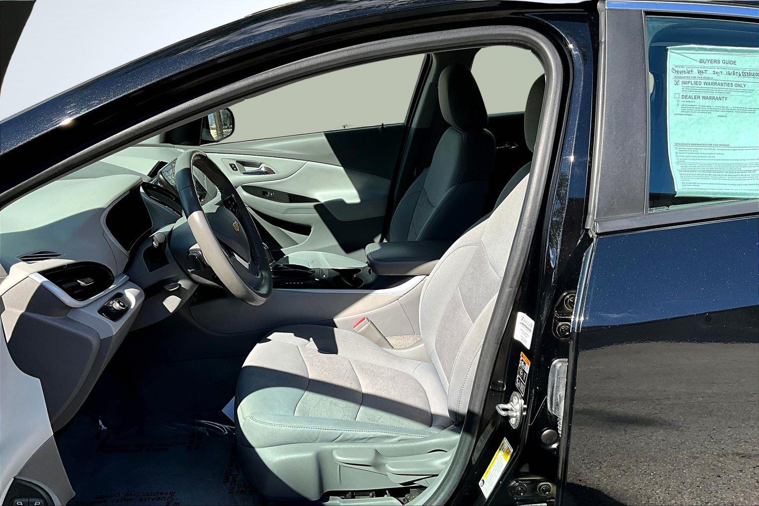 2017 Chevrolet Volt LT photo 24