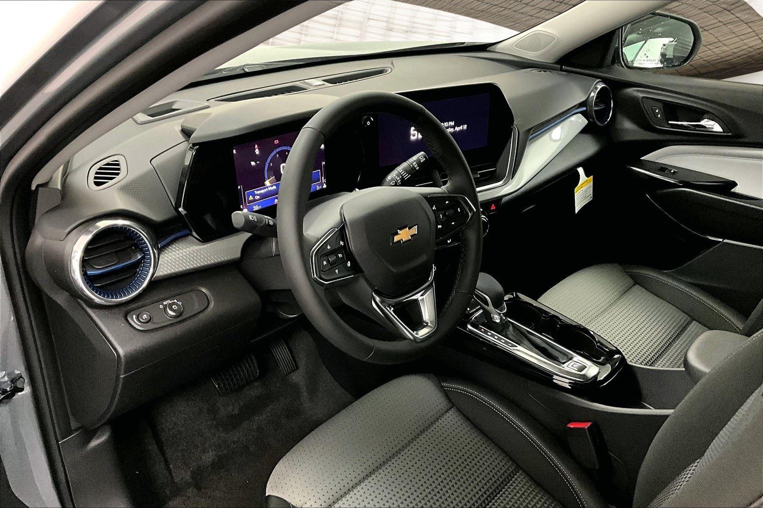 2025 Chevrolet Trax LT photo 6