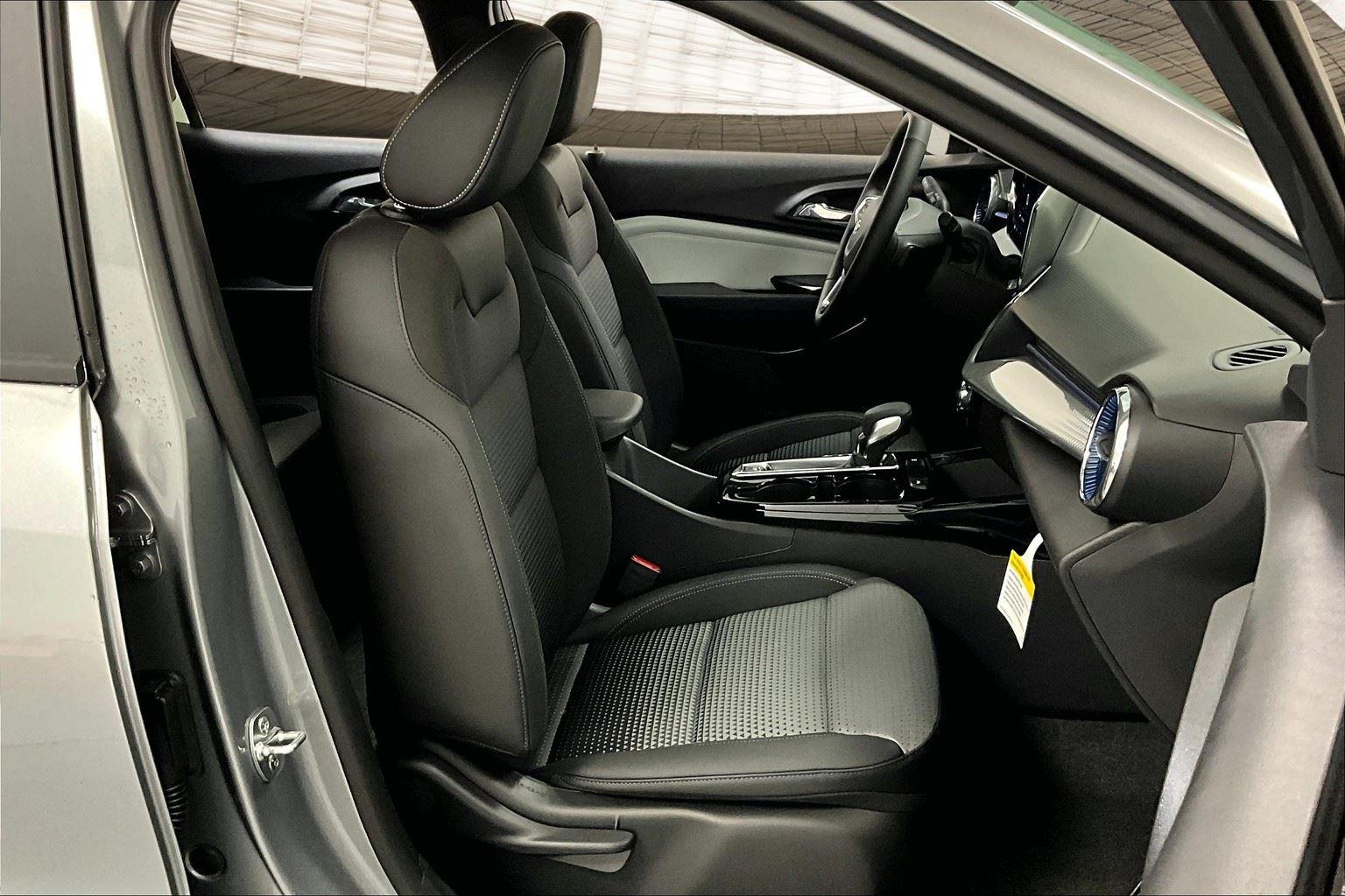 2025 Chevrolet Trax LT photo 8