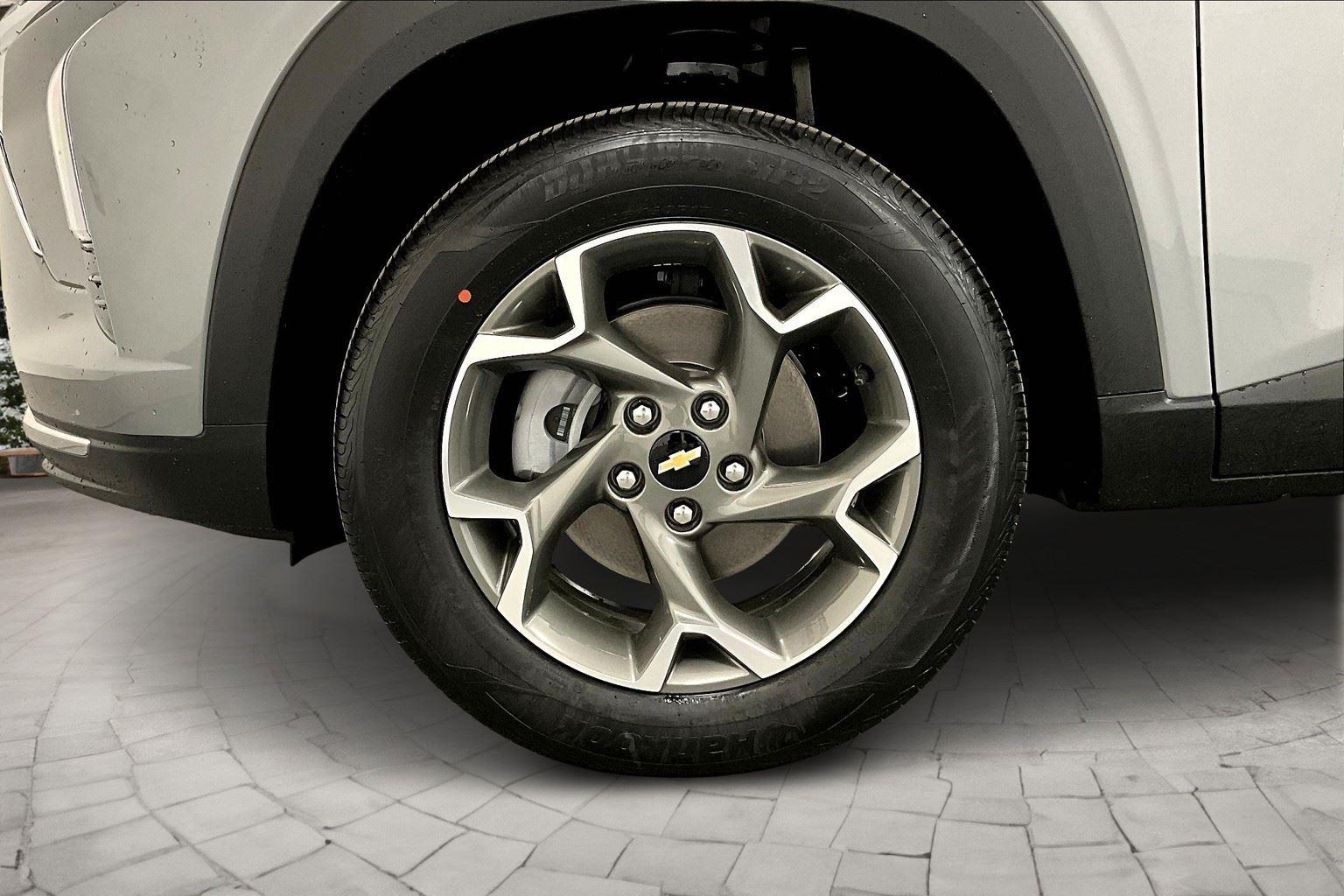 2025 Chevrolet Trax LT photo 11