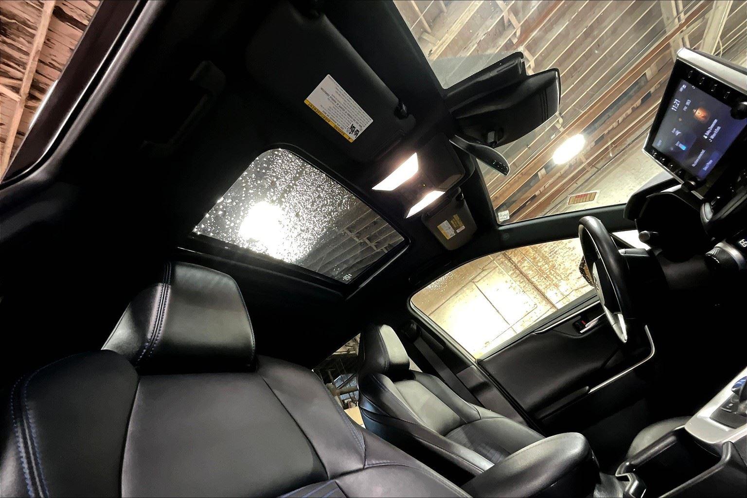 2022 Toyota RAV4 Hybrid XSE photo 18