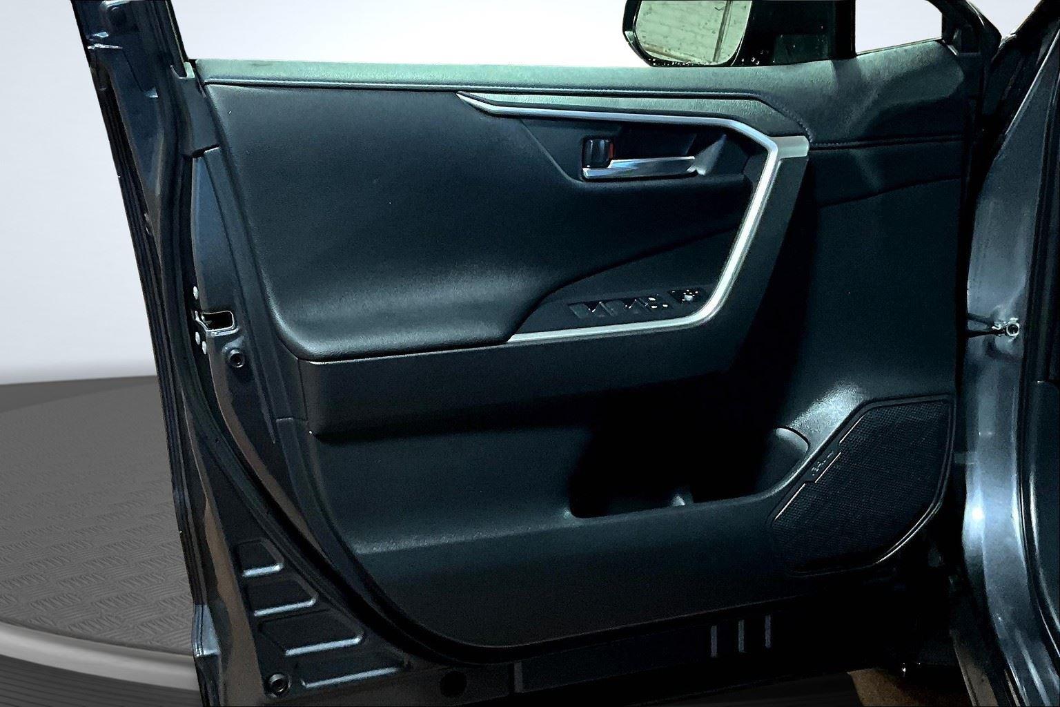 2022 Toyota RAV4 Hybrid XSE photo 19
