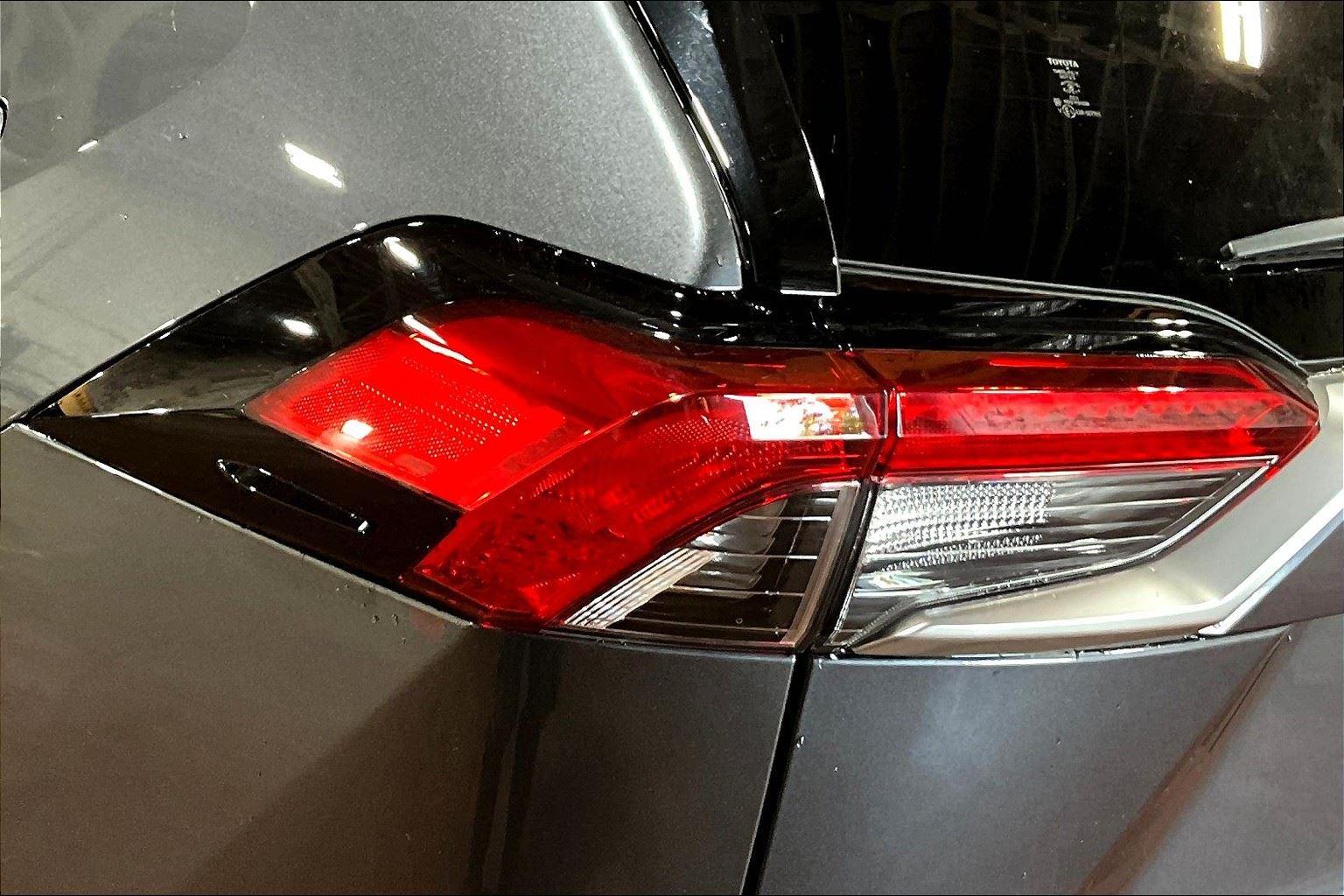 2022 Toyota RAV4 Hybrid XSE photo 25