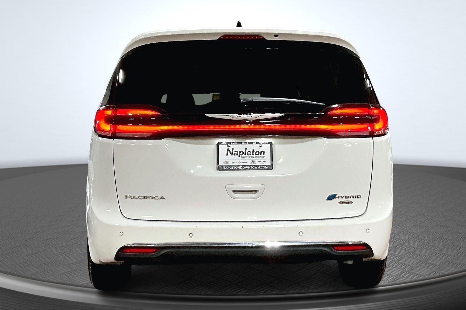 2024 Chrysler Pacifica Hybrid photo 3