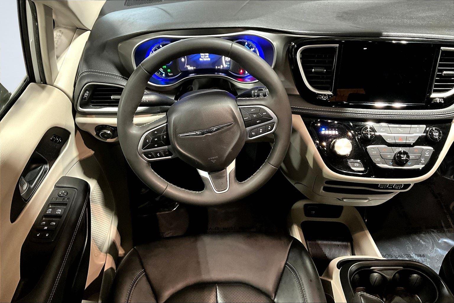 2024 Chrysler Pacifica Hybrid photo 4