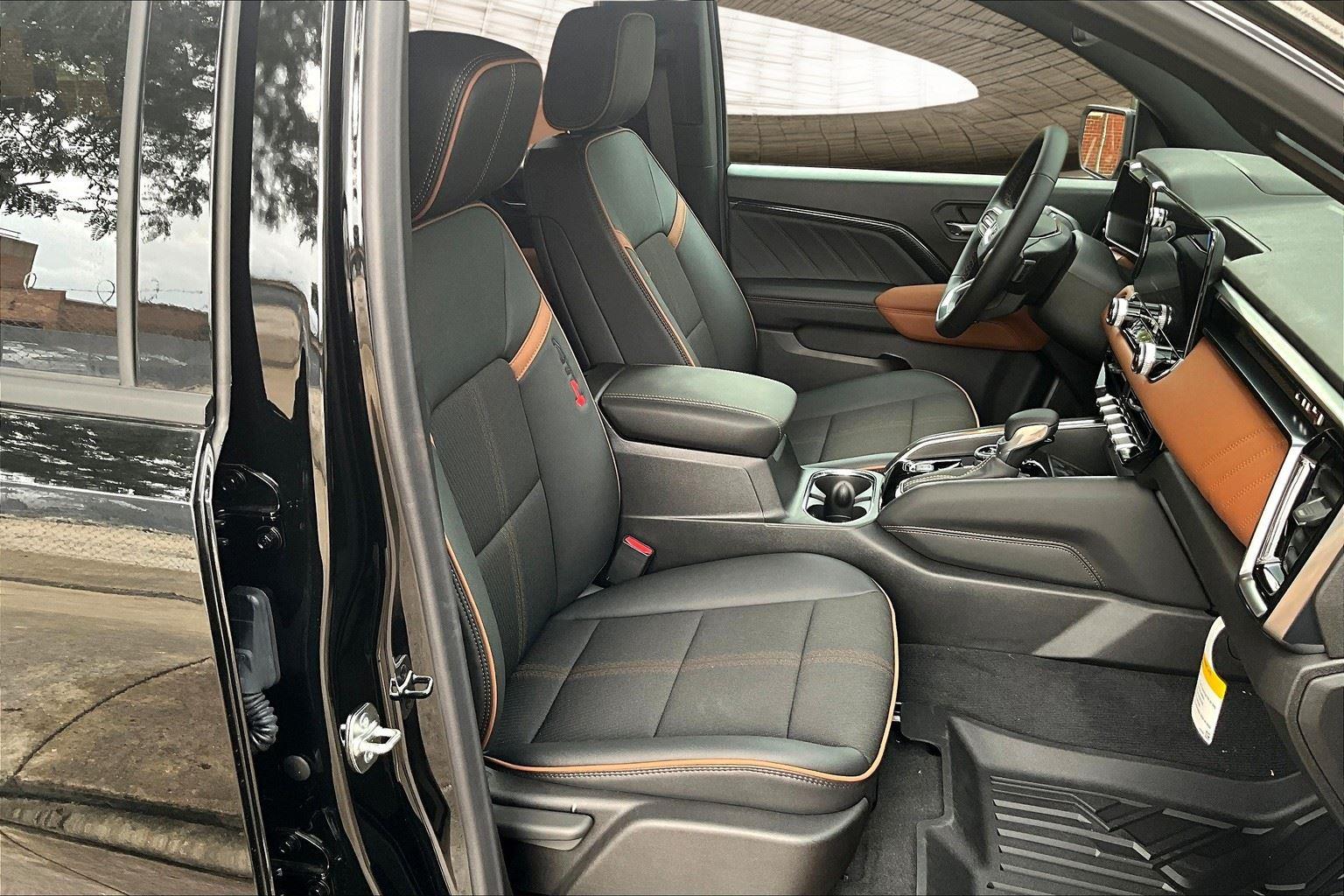 2025 GMC Canyon AT4 - Photo 10