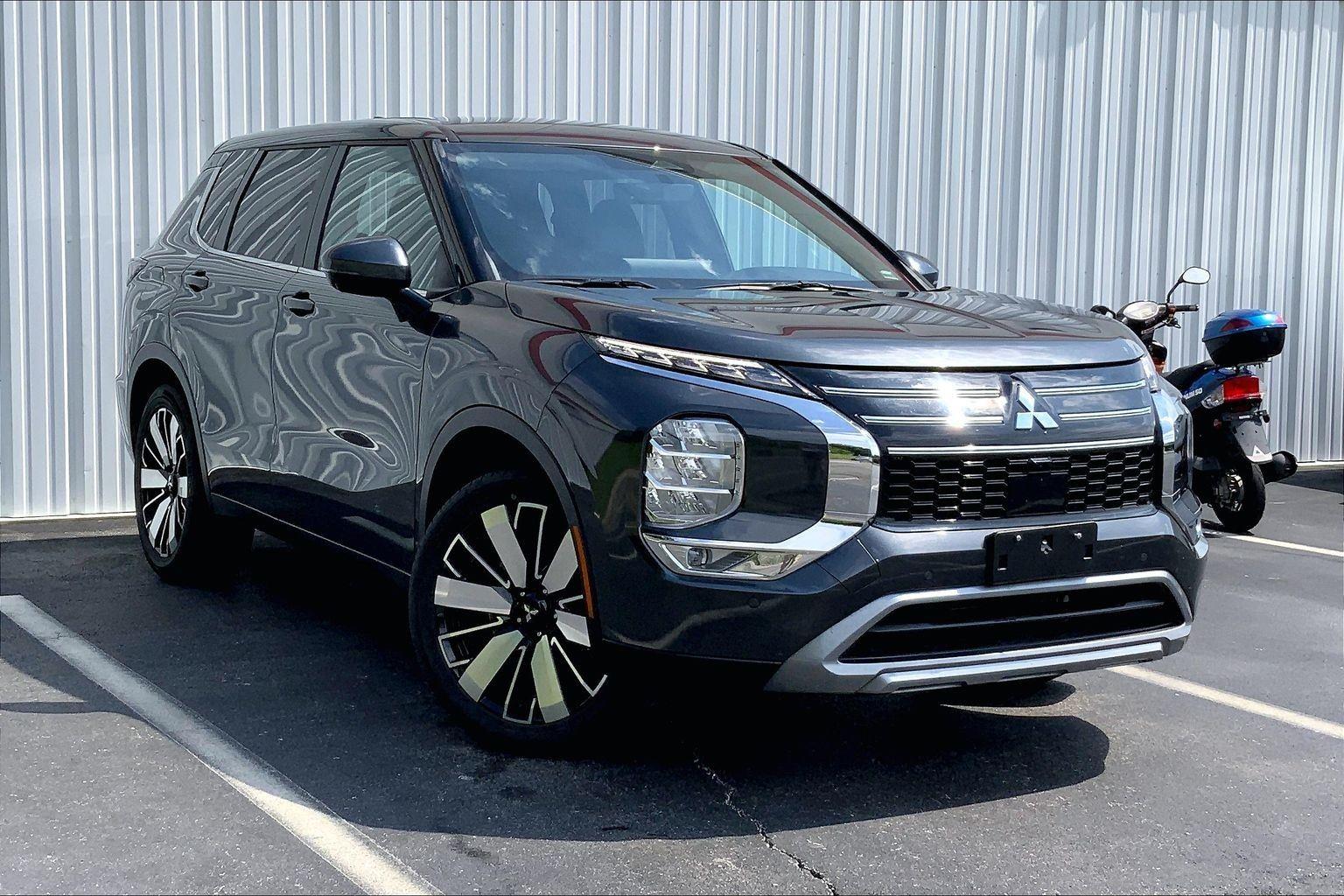 Silver 2025 Mitsubishi Outlander SUV / Crossover Front-Wheel Drive