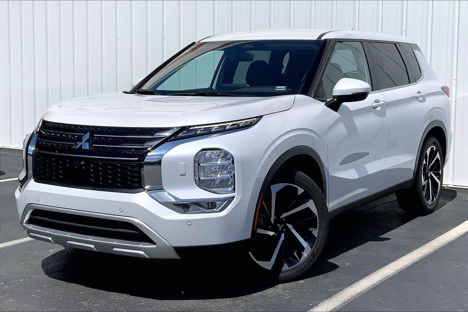 Gray 2024 Mitsubishi Outlander SUV / Crossover All-Wheel Drive
