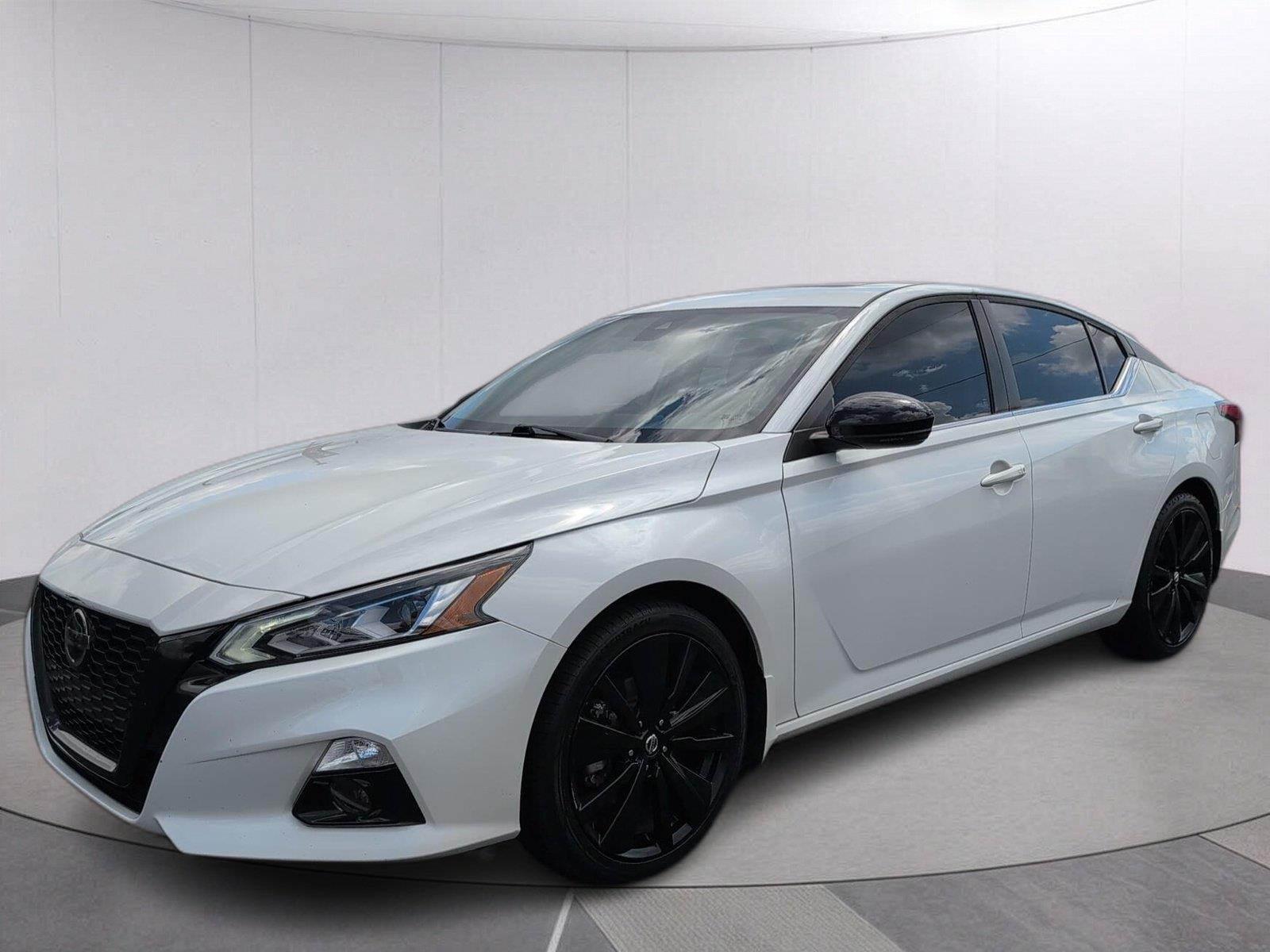 Pearl White TriCoat 2022 Nissan Altima Sedan Front-Wheel Drive Continuously Variable Transmission