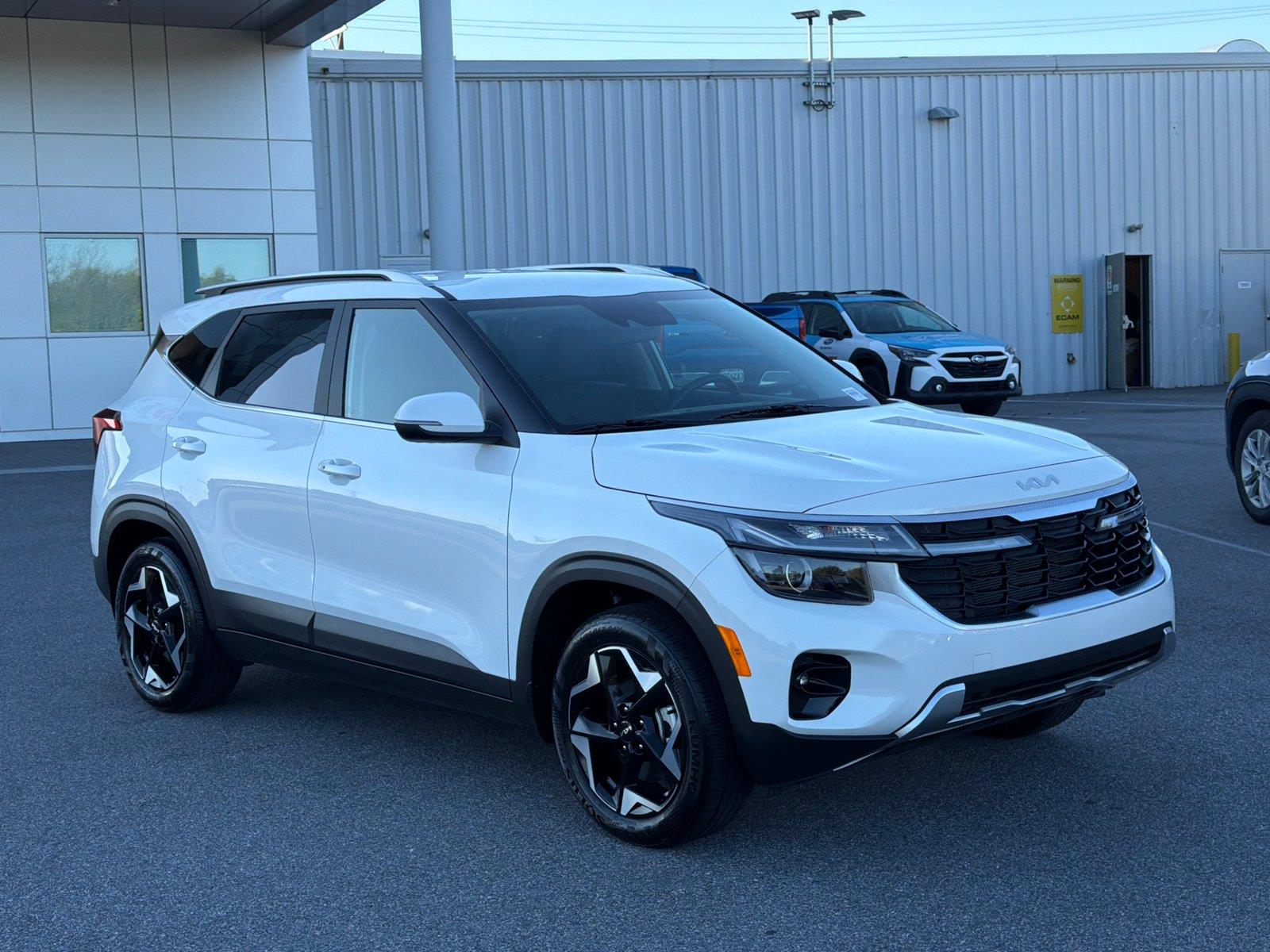 Snow White Pearl 2025 Kia Seltos SUV / Crossover All-Wheel Drive Continuously Variable Transmission