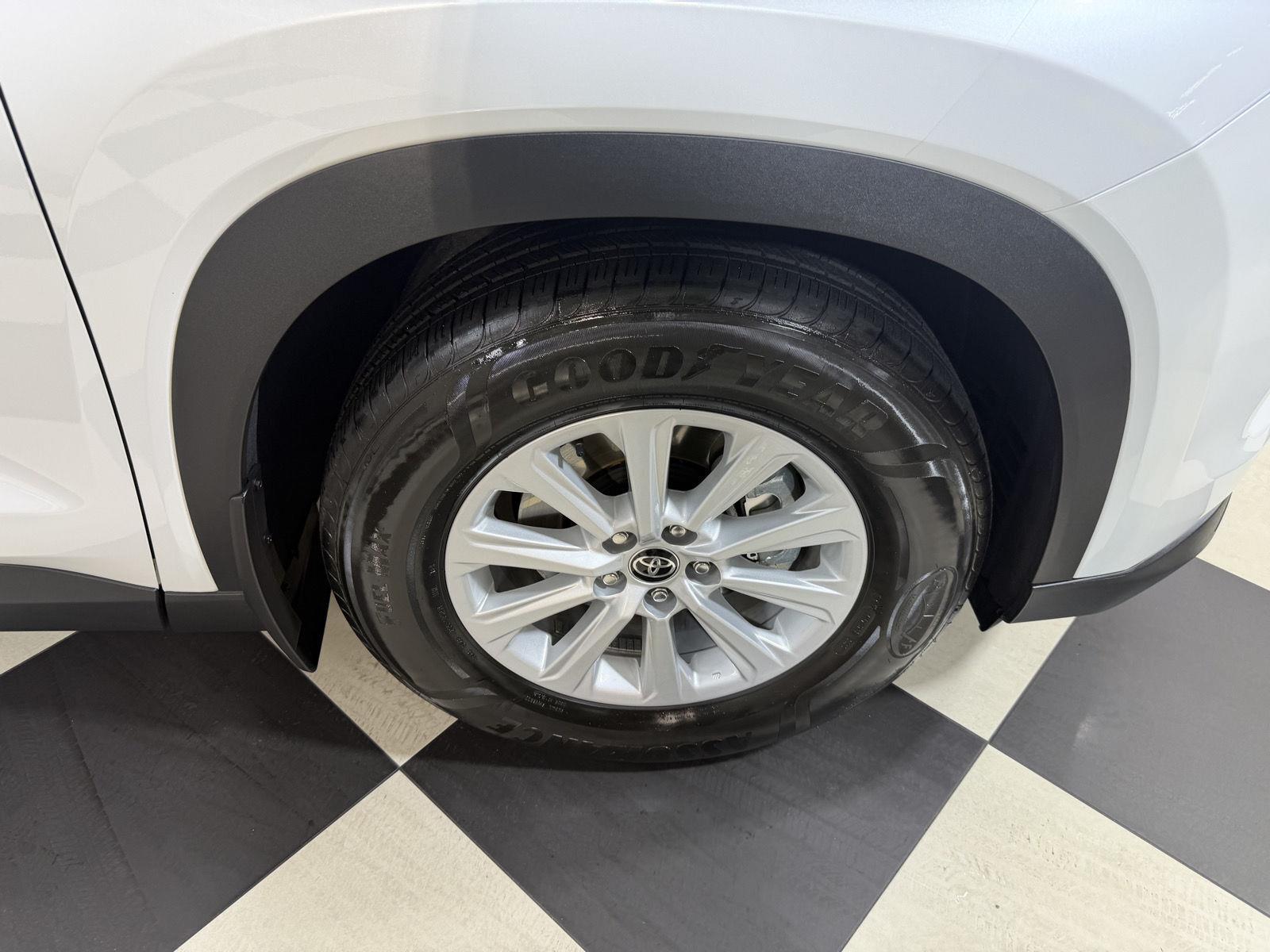 Used 2025 Wind Chill Pearl Toyota XLE image 22
