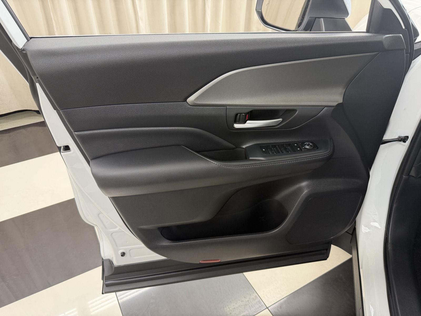 Used 2025 Wind Chill Pearl Toyota XLE image 21