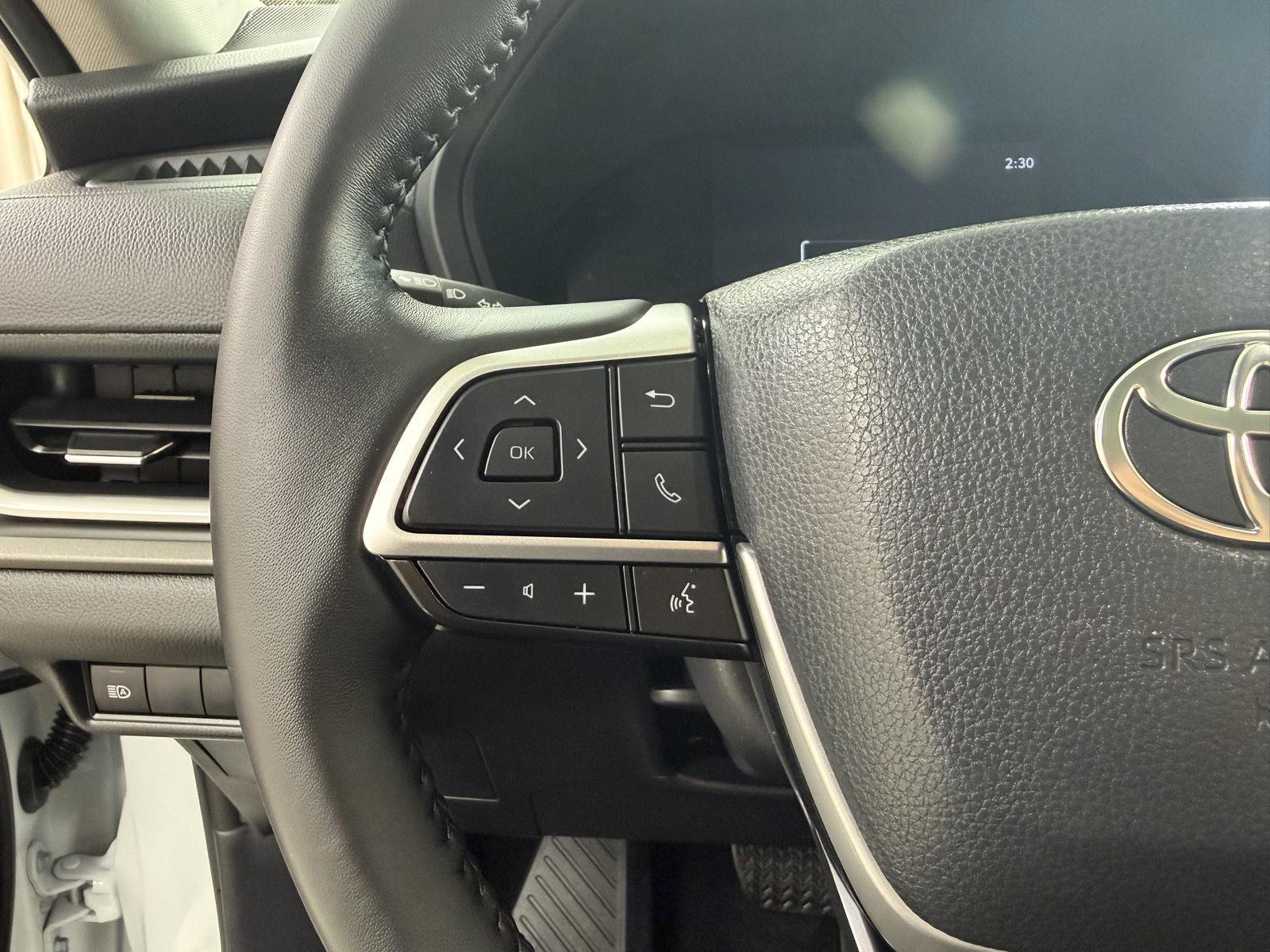Used 2025 Wind Chill Pearl Toyota XLE image 25