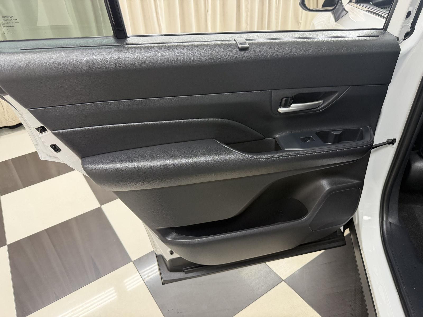 Used 2025 Wind Chill Pearl Toyota XLE image 28