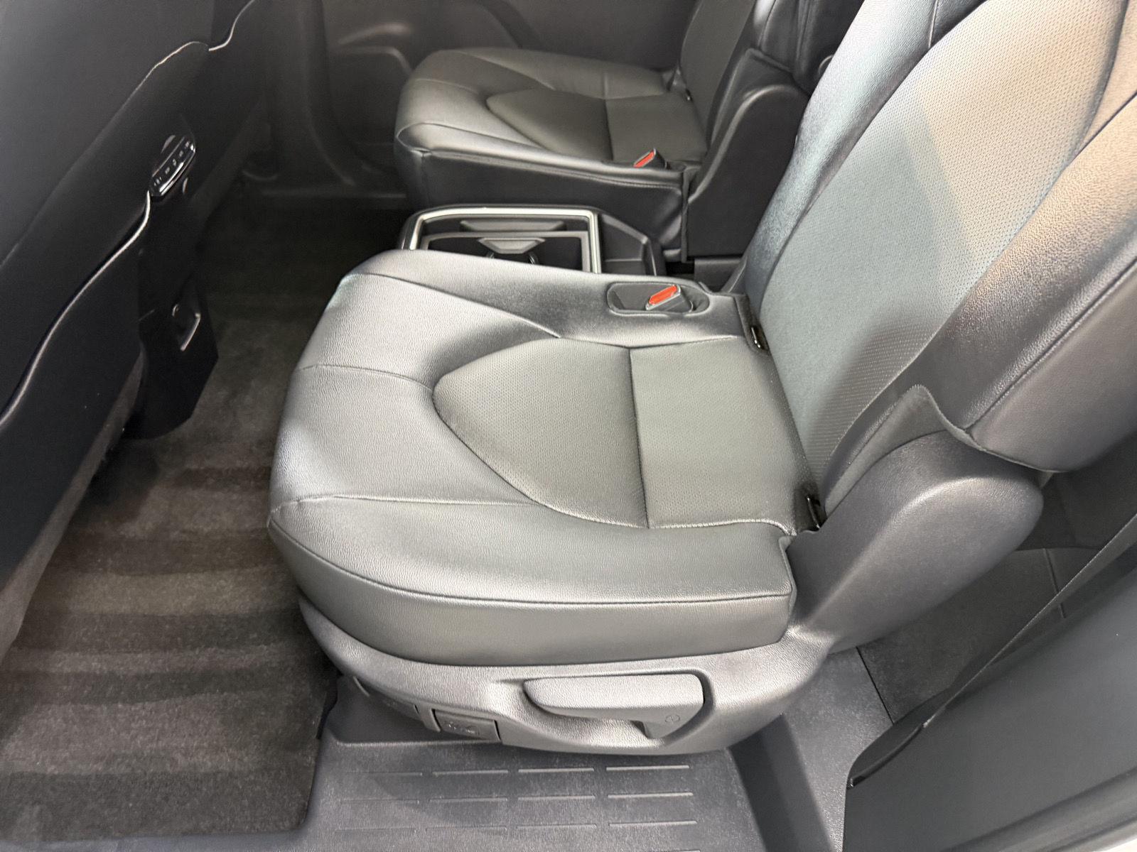 Used 2025 Wind Chill Pearl Toyota XLE image 35