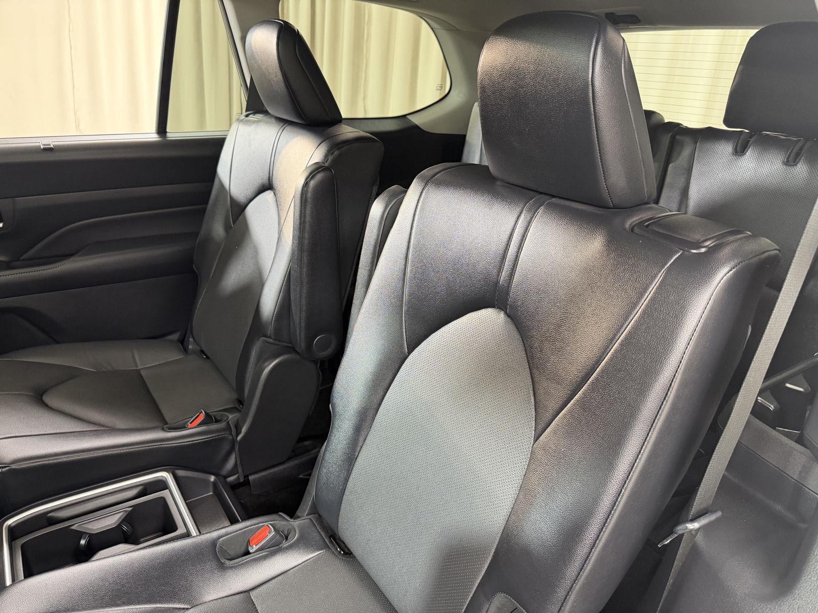 Used 2025 Wind Chill Pearl Toyota XLE image 36