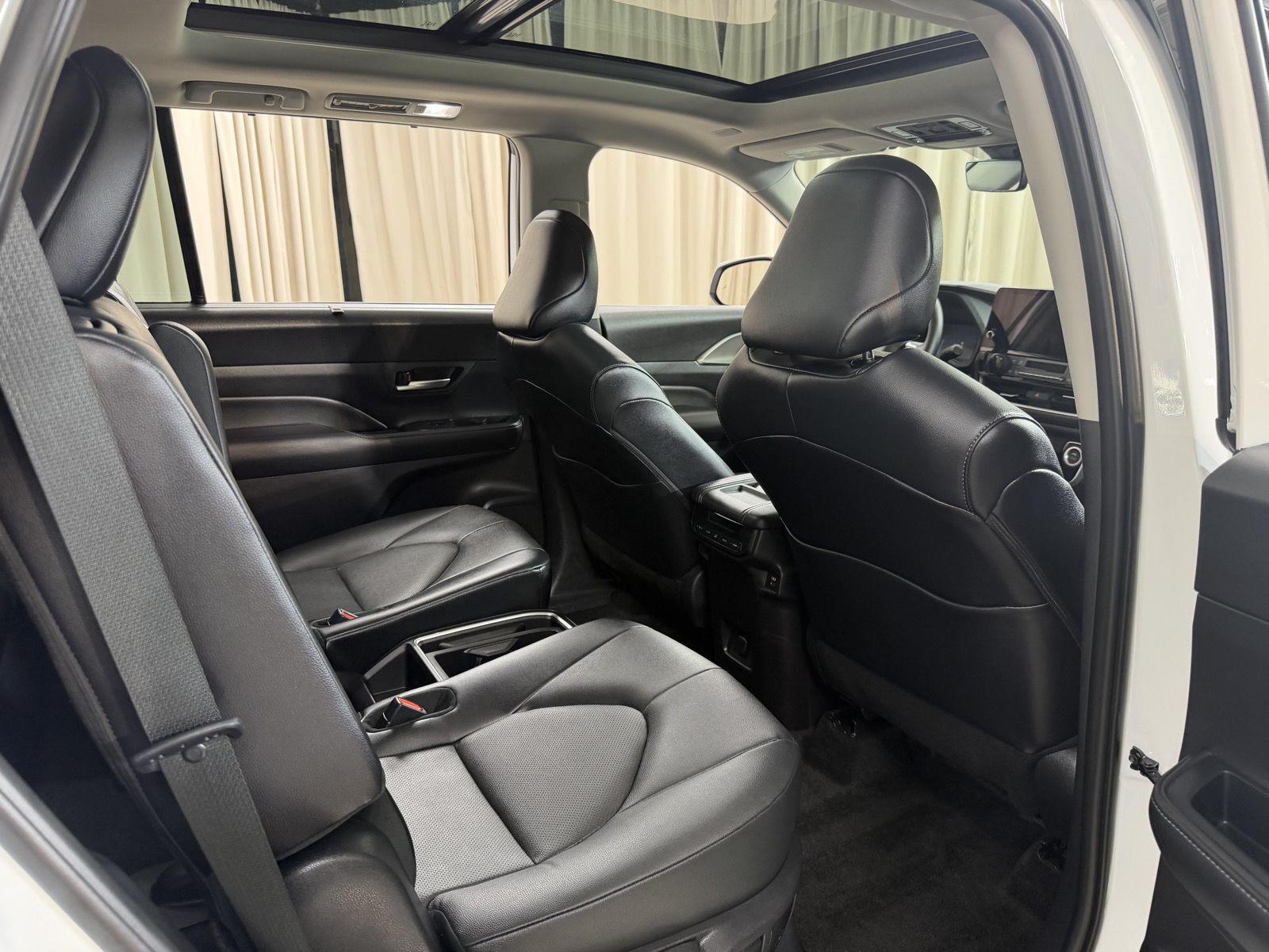 Used 2025 Wind Chill Pearl Toyota XLE image 38