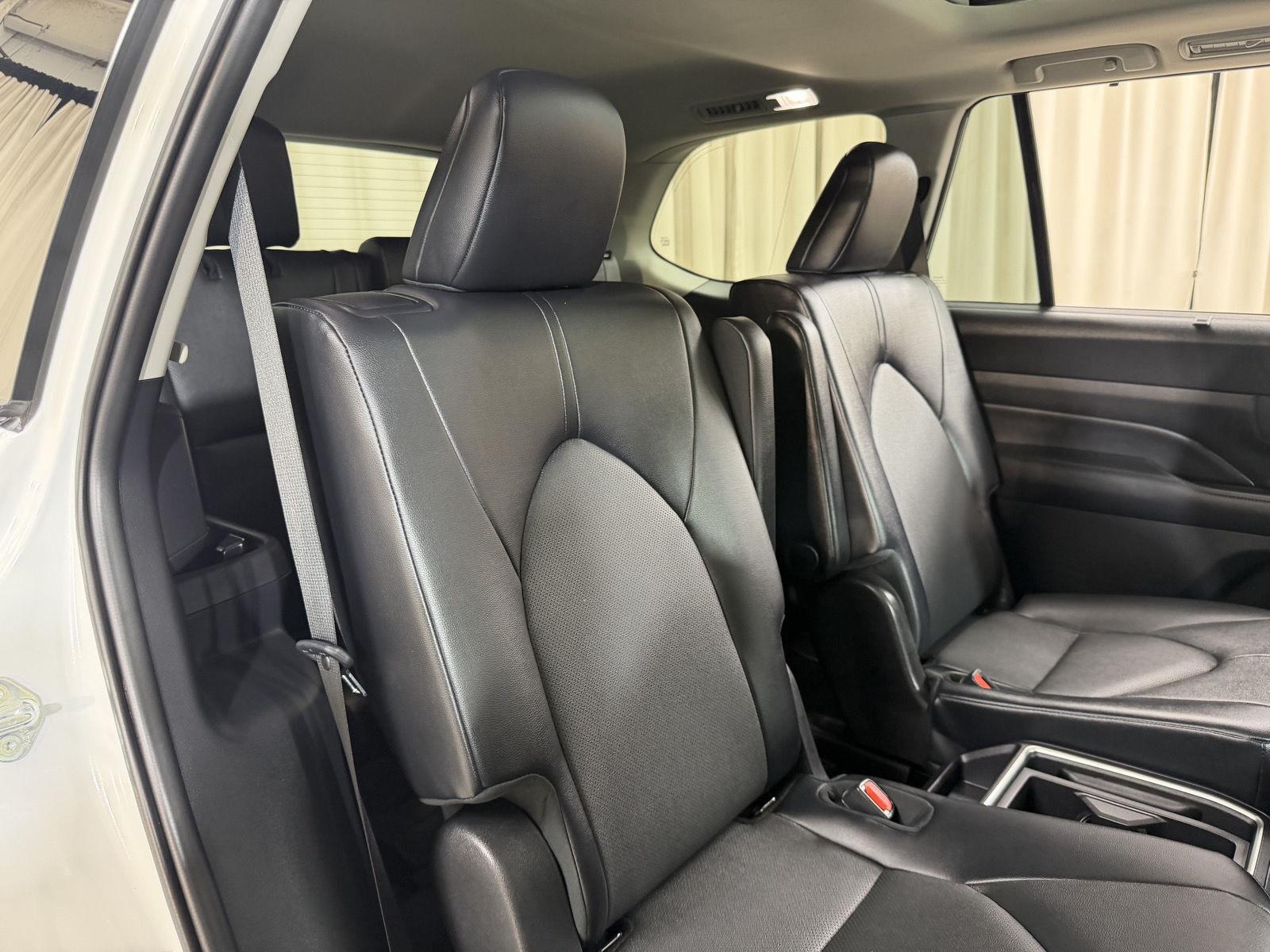 Used 2025 Wind Chill Pearl Toyota XLE image 40