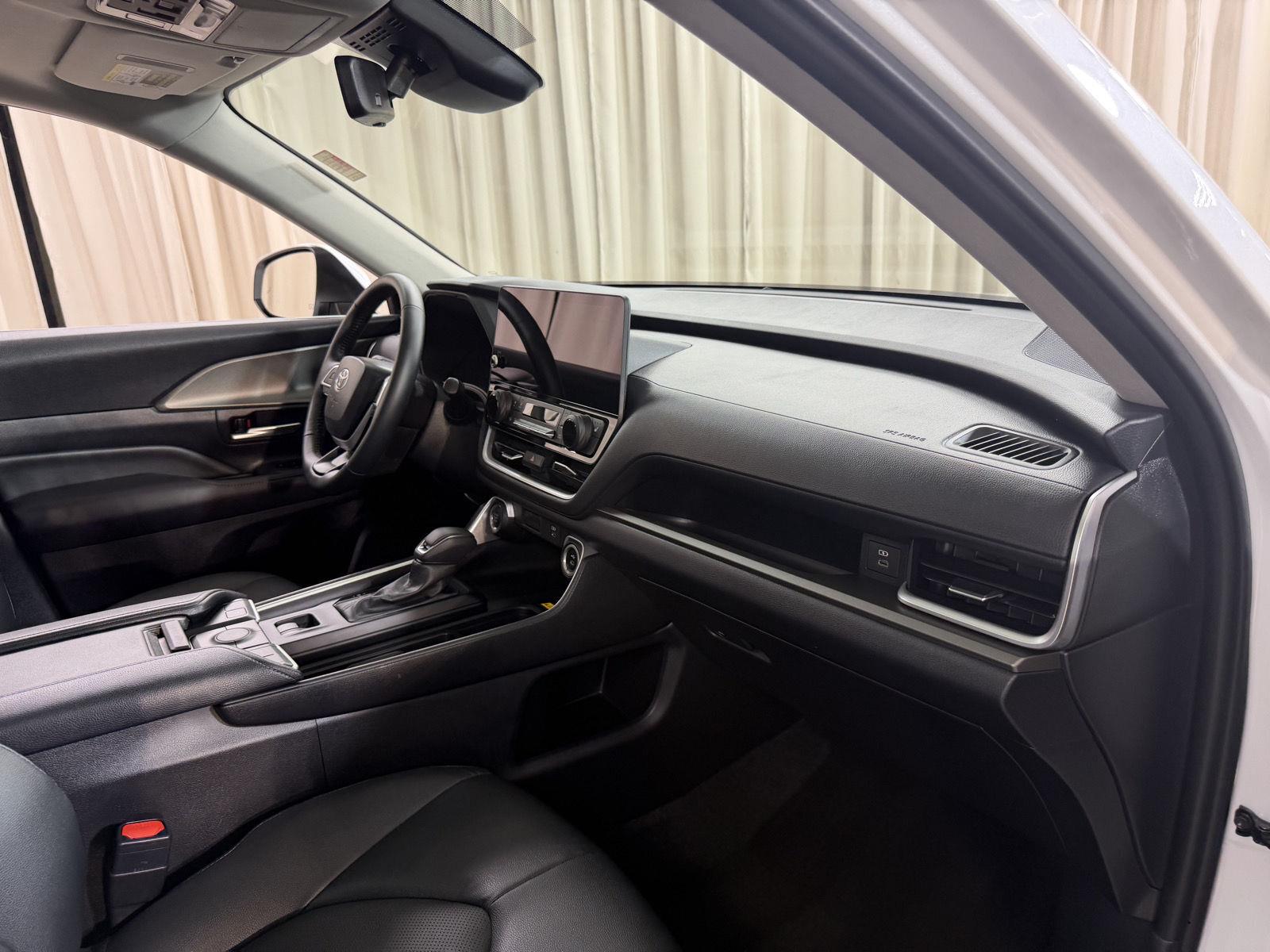 Used 2025 Wind Chill Pearl Toyota XLE image 45