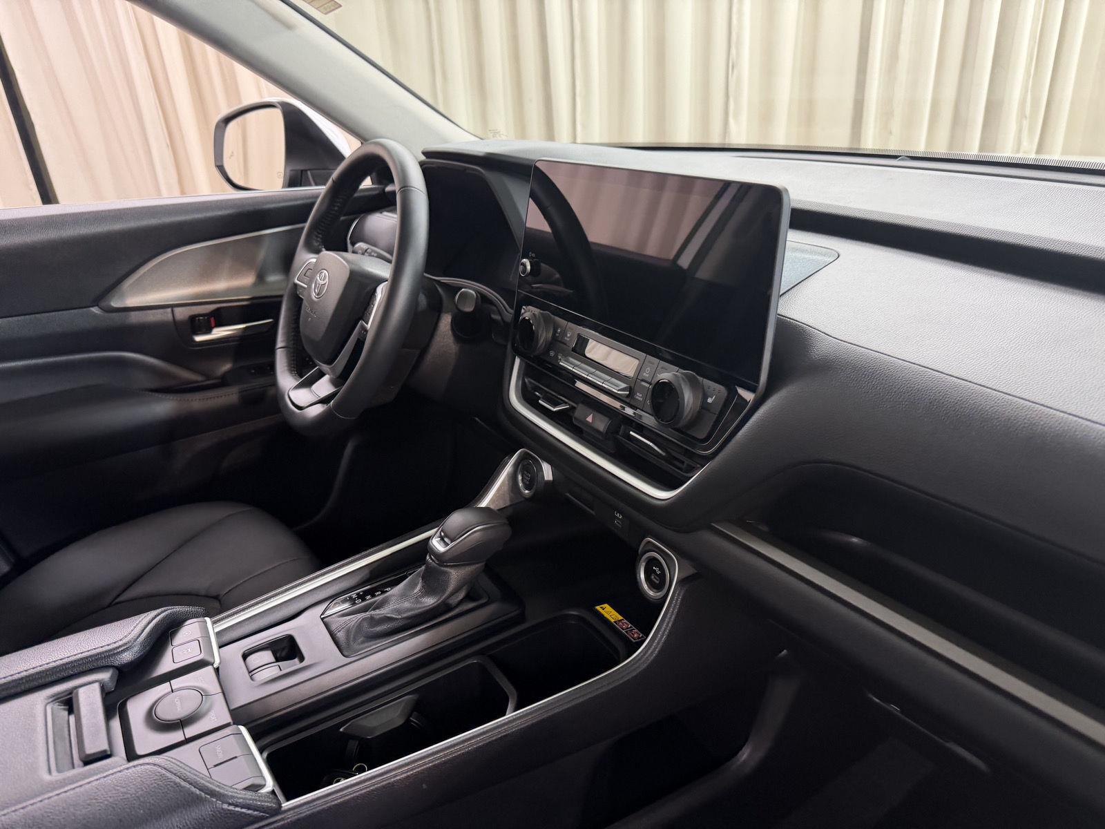 Used 2025 Wind Chill Pearl Toyota XLE image 46