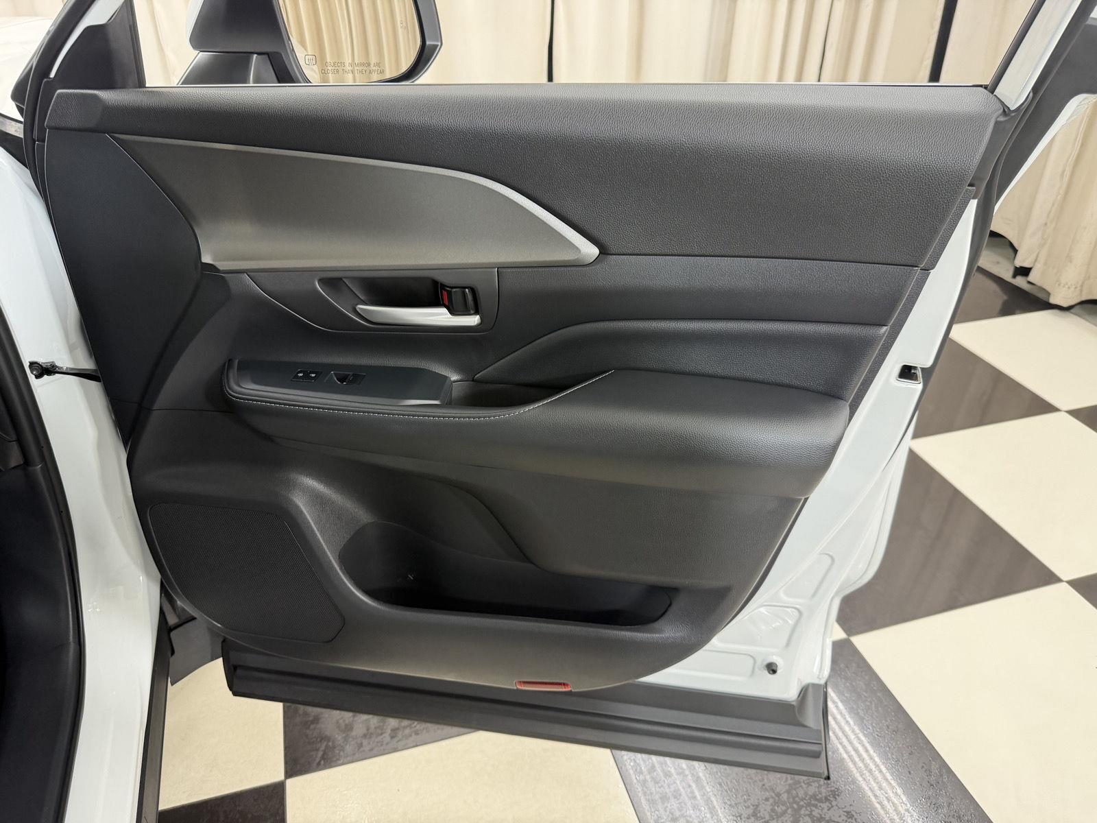 Used 2025 Wind Chill Pearl Toyota XLE image 30