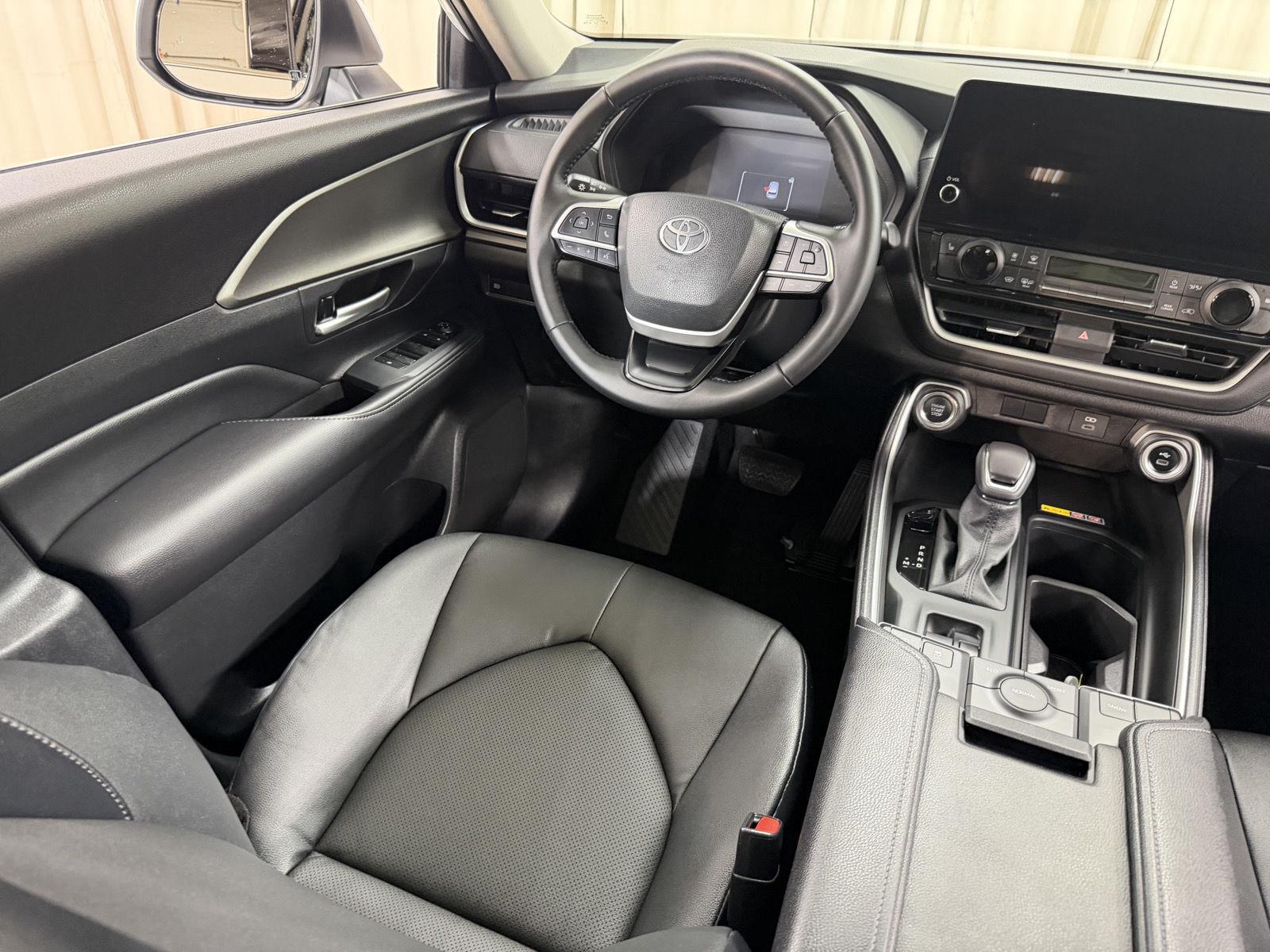 Used 2025 Wind Chill Pearl Toyota XLE image 8
