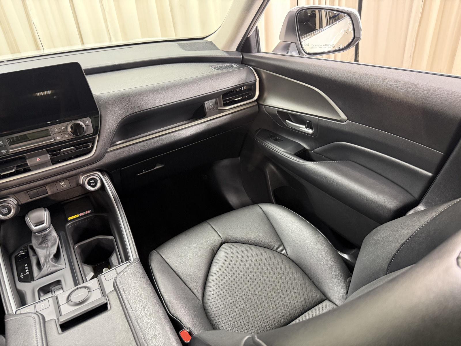 Used 2025 Wind Chill Pearl Toyota XLE image 47
