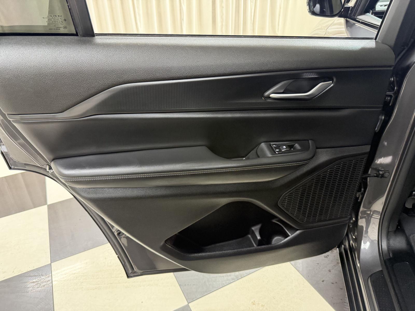 Used 2023 Baltic Gray Metallic Clearcoat Jeep Altitude image 24