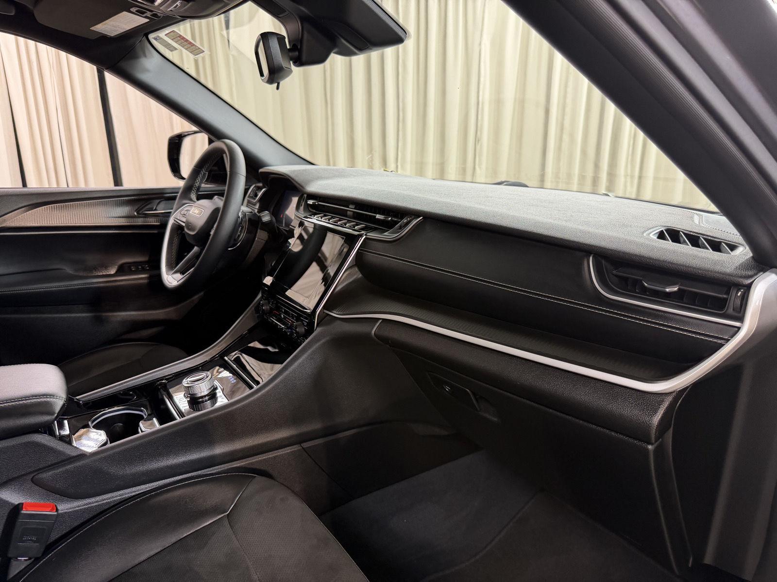 Used 2023 Baltic Gray Metallic Clearcoat Jeep Altitude image 44