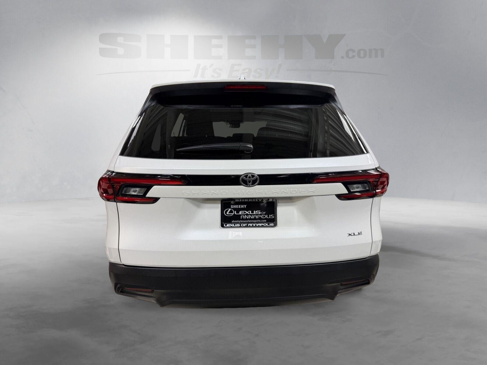 Used 2025 Wind Chill Pearl Toyota XLE image 12
