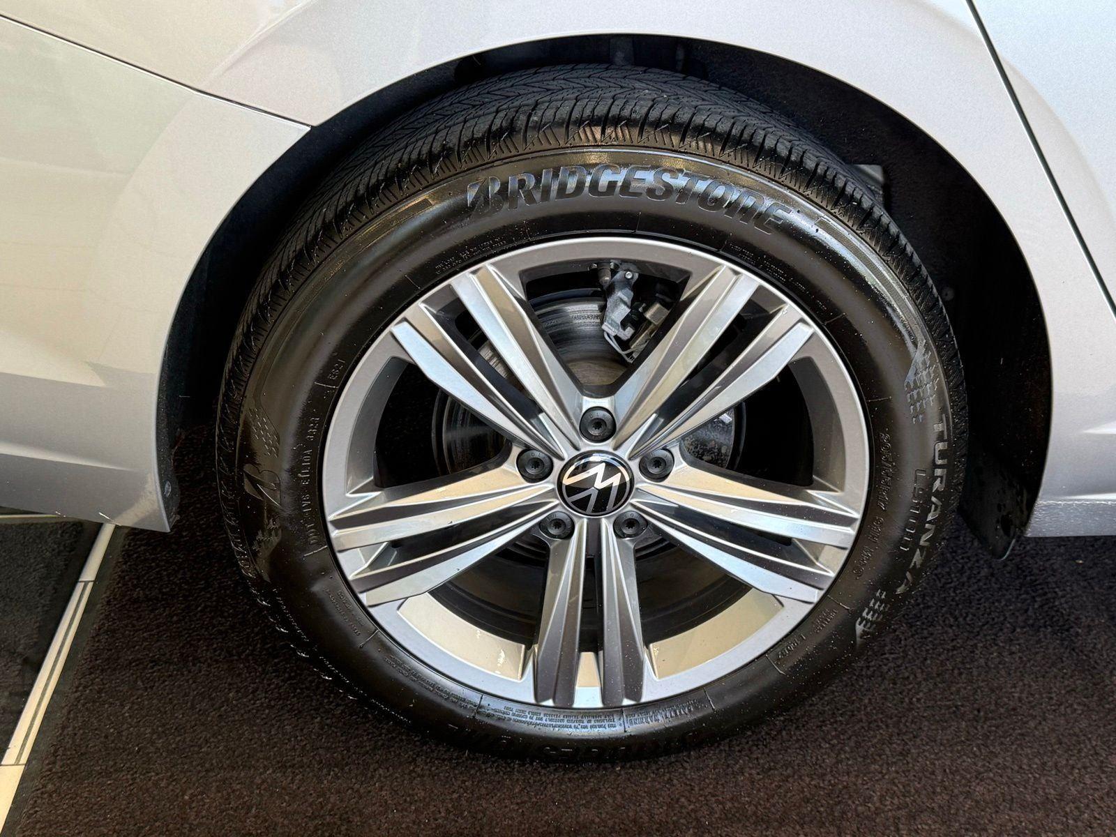 Used 2024 Pyrite Silver Metallic Volkswagen SE image 30