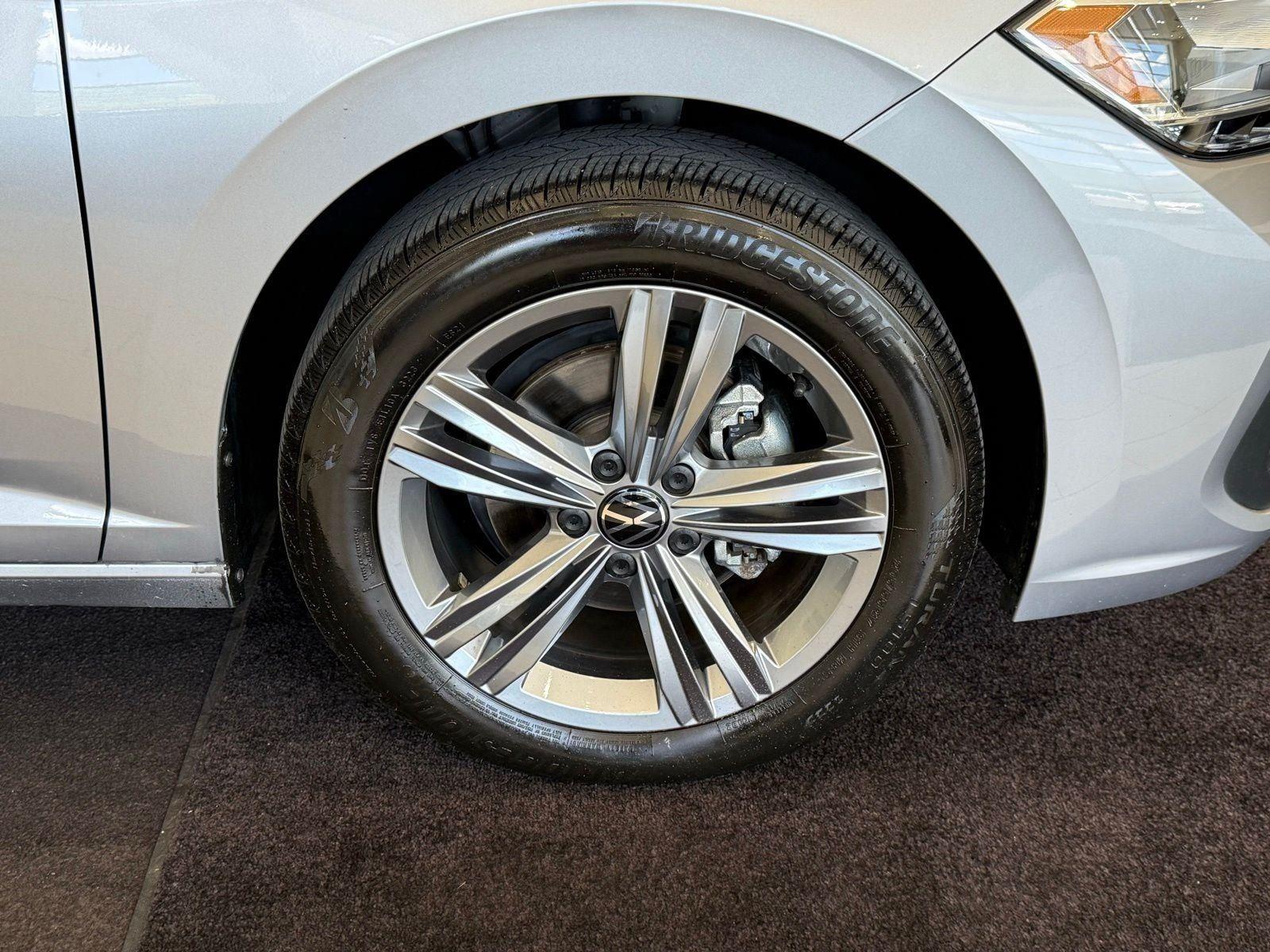 Used 2024 Pyrite Silver Metallic Volkswagen SE image 31