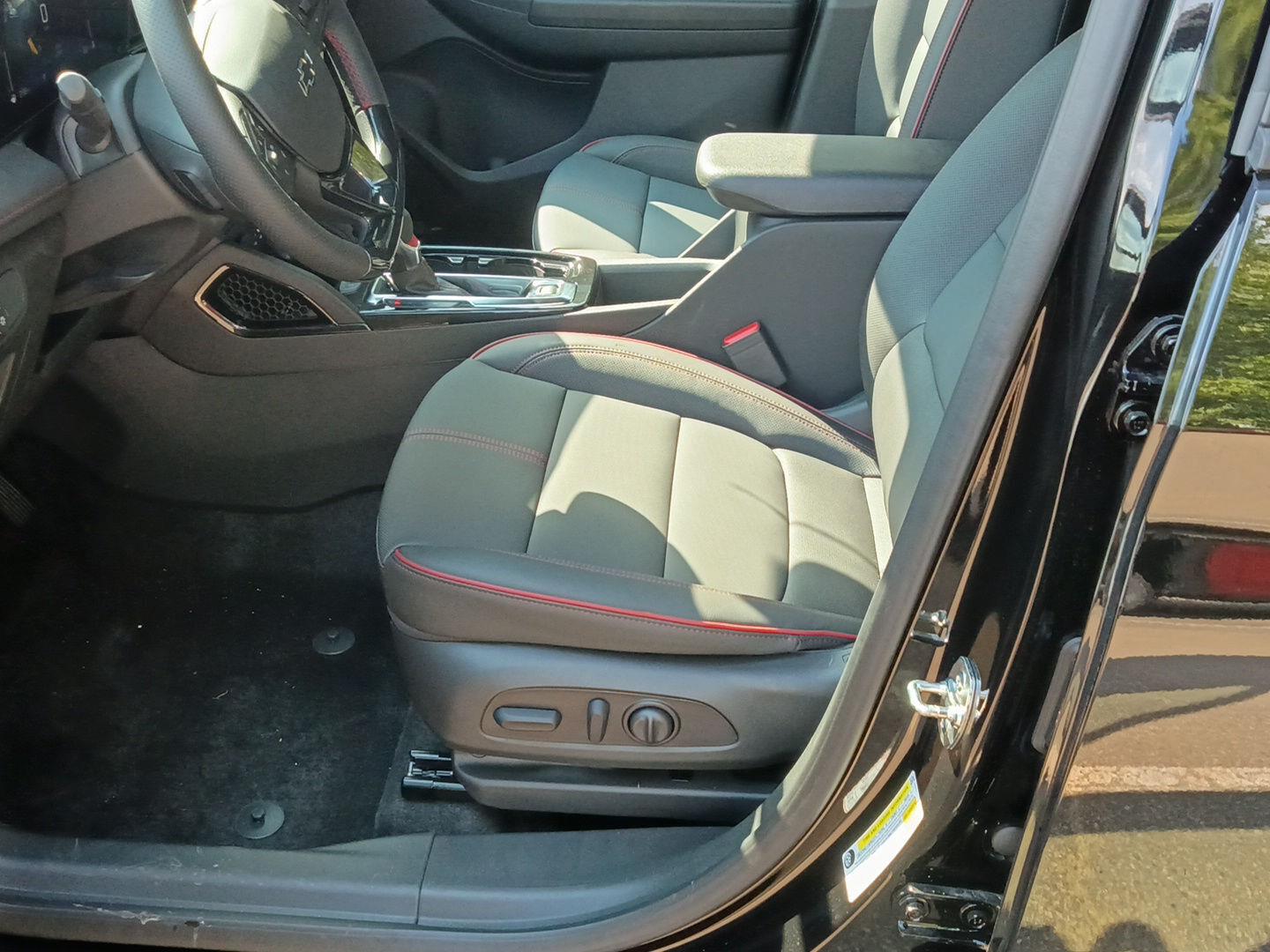 2026 Chevrolet Trailblazer RS - Mosaic Black Metallic exterior view 11