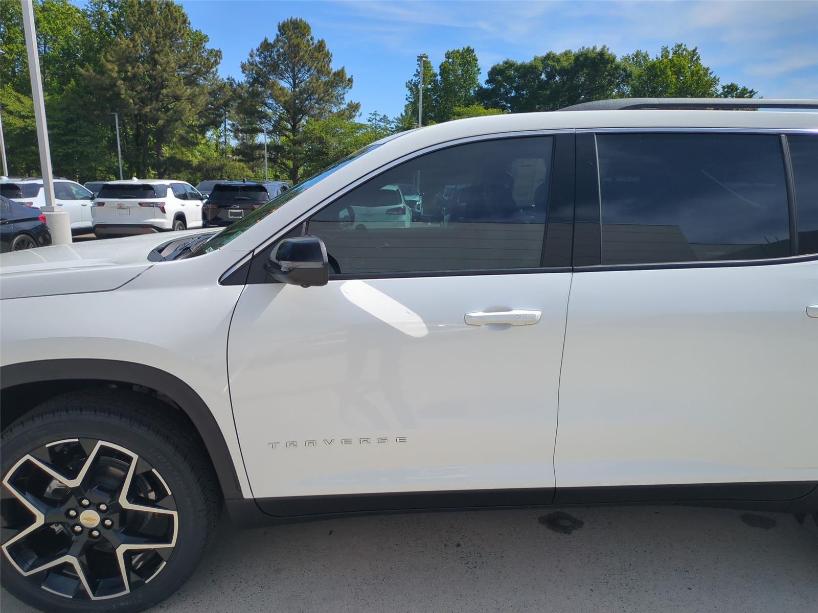 2026 Chevrolet Traverse FWD LT - Summit White exterior view 12