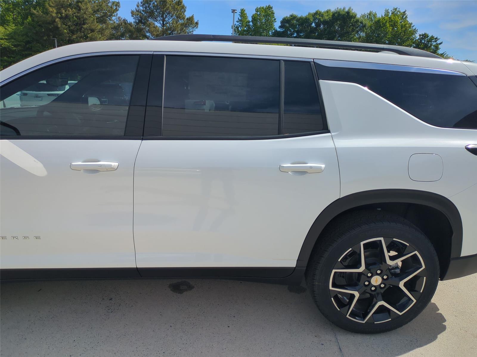 2026 Chevrolet Traverse FWD LT - Summit White exterior view 13
