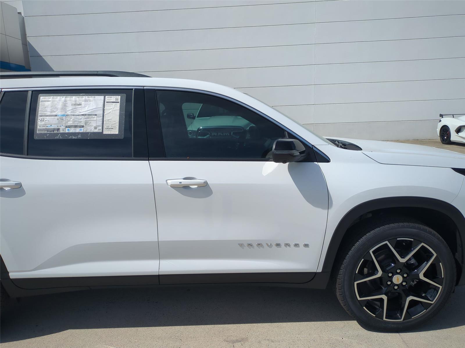 2026 Chevrolet Traverse FWD LT - Summit White exterior view 14