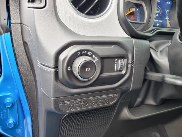 2025 Jeep Wrangler Sahara photo 4