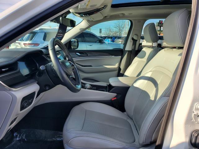 2022 Jeep Grand Cherokee Overland photo 2