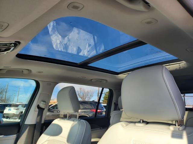 2022 Jeep Grand Cherokee Overland photo 3