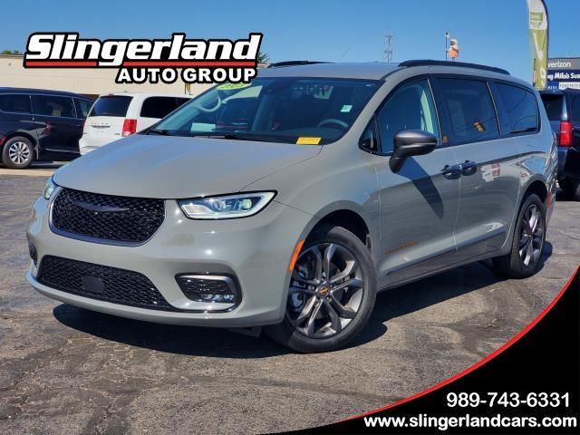 Ceramic Gray Clearcoat 2023 Chrysler Pacifica Minivan All-Wheel Drive 9-Speed Automatic