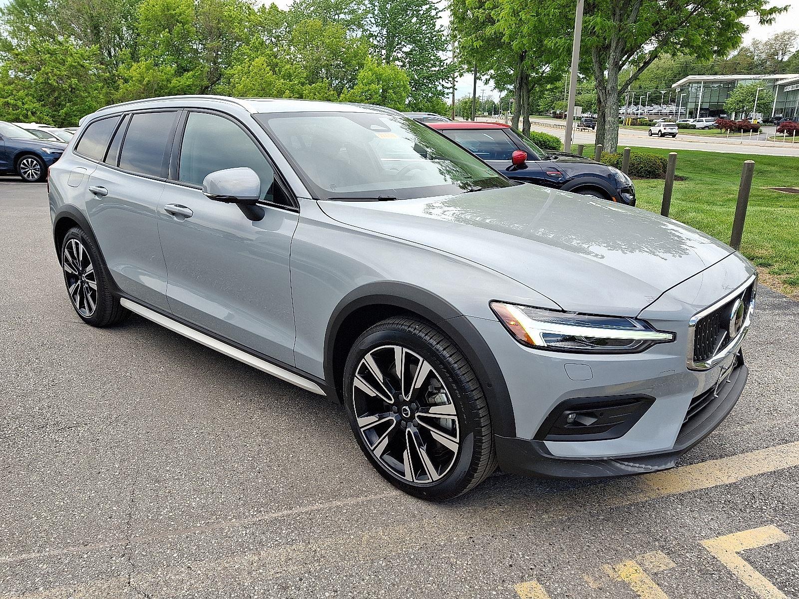 Gray (Vapour Grey Metallic) 2025 Volvo V60 Cross Country B5 Ultra AWD Wagon All-Wheel Drive Automatic