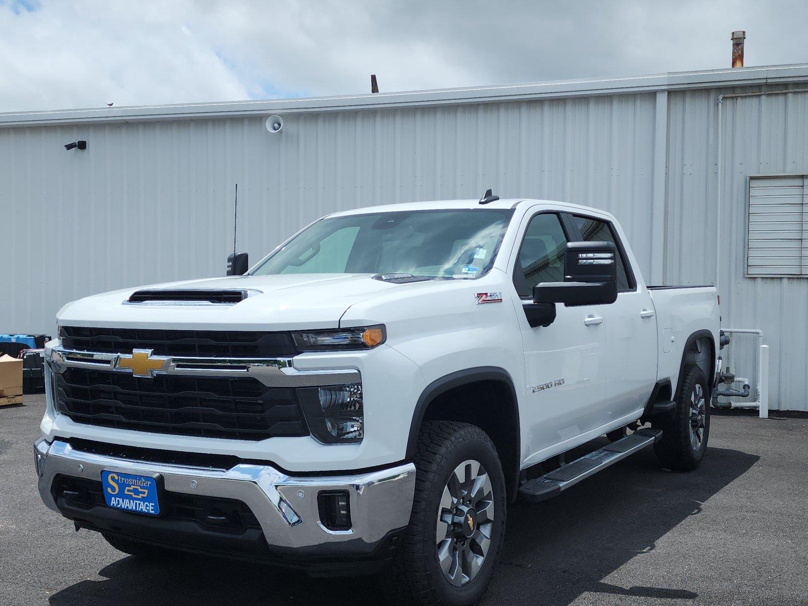 Summit White 2026 Chevrolet Silverado 2500HD Pickup Truck Four-Wheel Drive Automatic