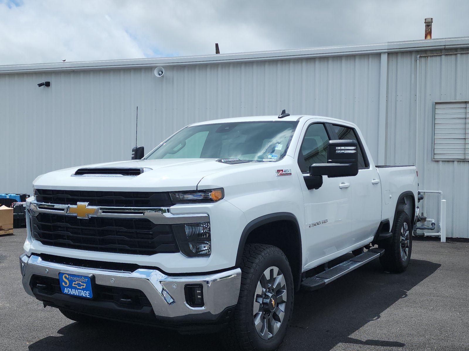 Summit White 2026 Chevrolet Silverado 2500HD Pickup Truck Four-Wheel Drive Automatic