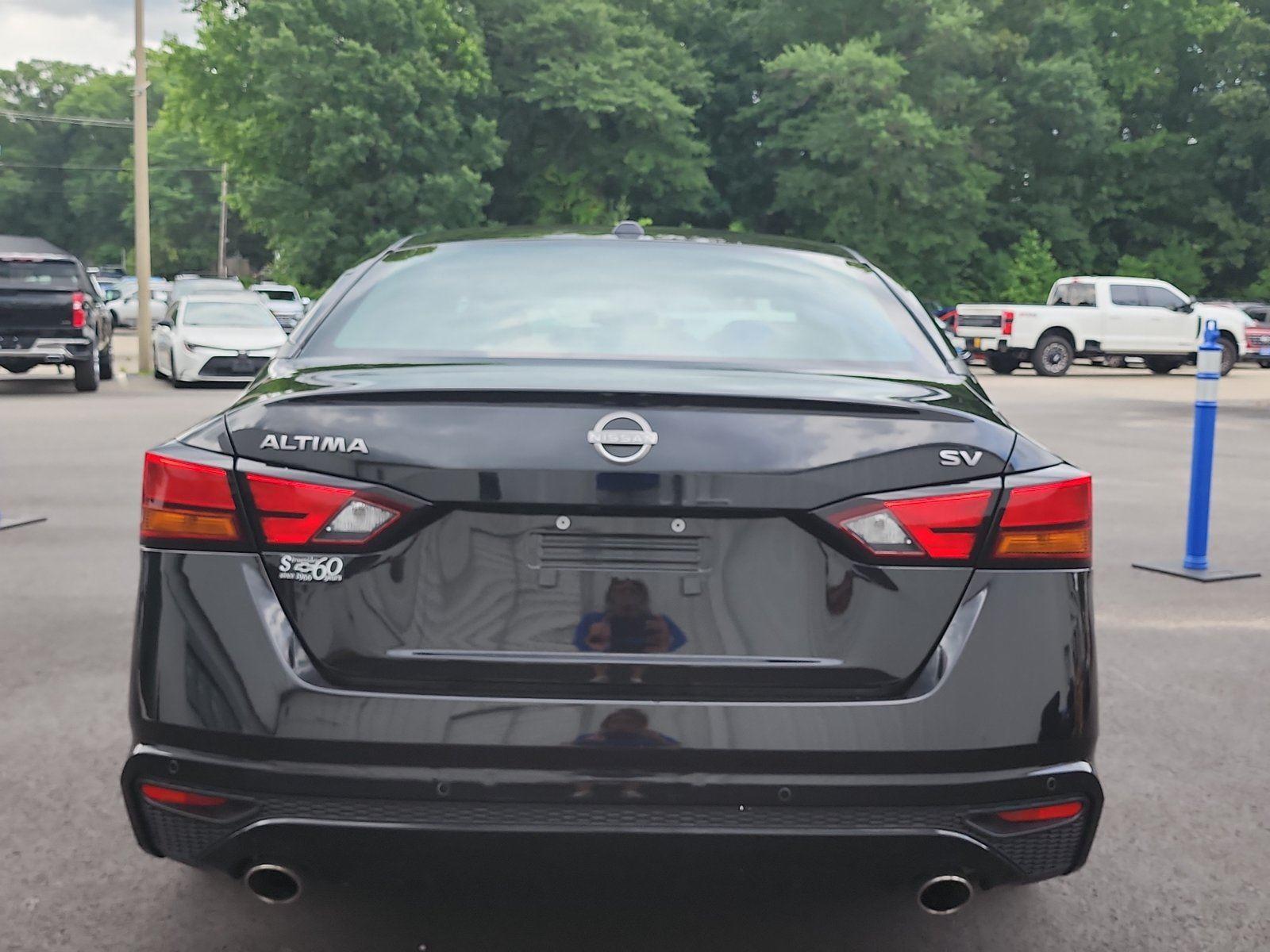 View vehicle photo 4