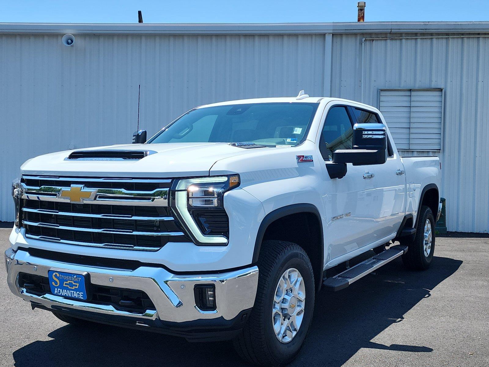 Summit White 2026 Chevrolet Silverado 2500HD Pickup Truck Four-Wheel Drive Automatic