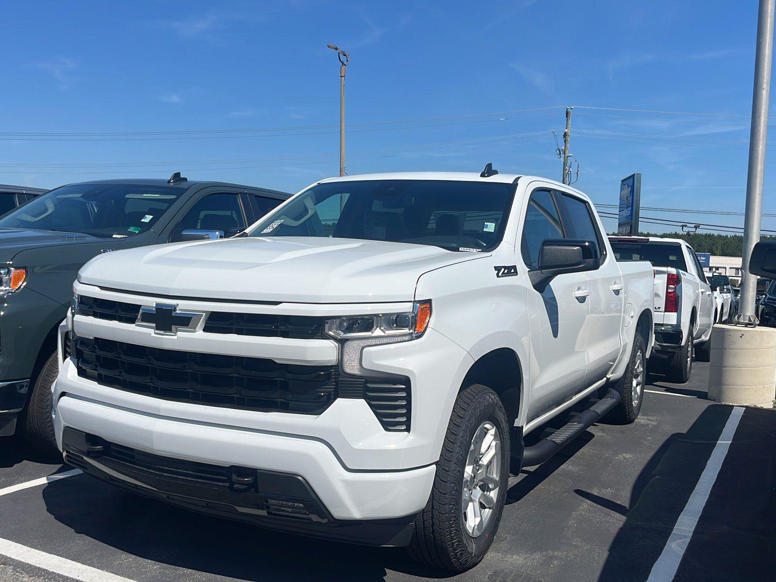 Summit White 2026 Chevrolet Silverado 1500 Pickup Truck Four-Wheel Drive Automatic